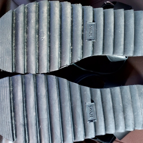 Toms Black Sandals Comfortable Casual Footwear - Picture 3 of 4
